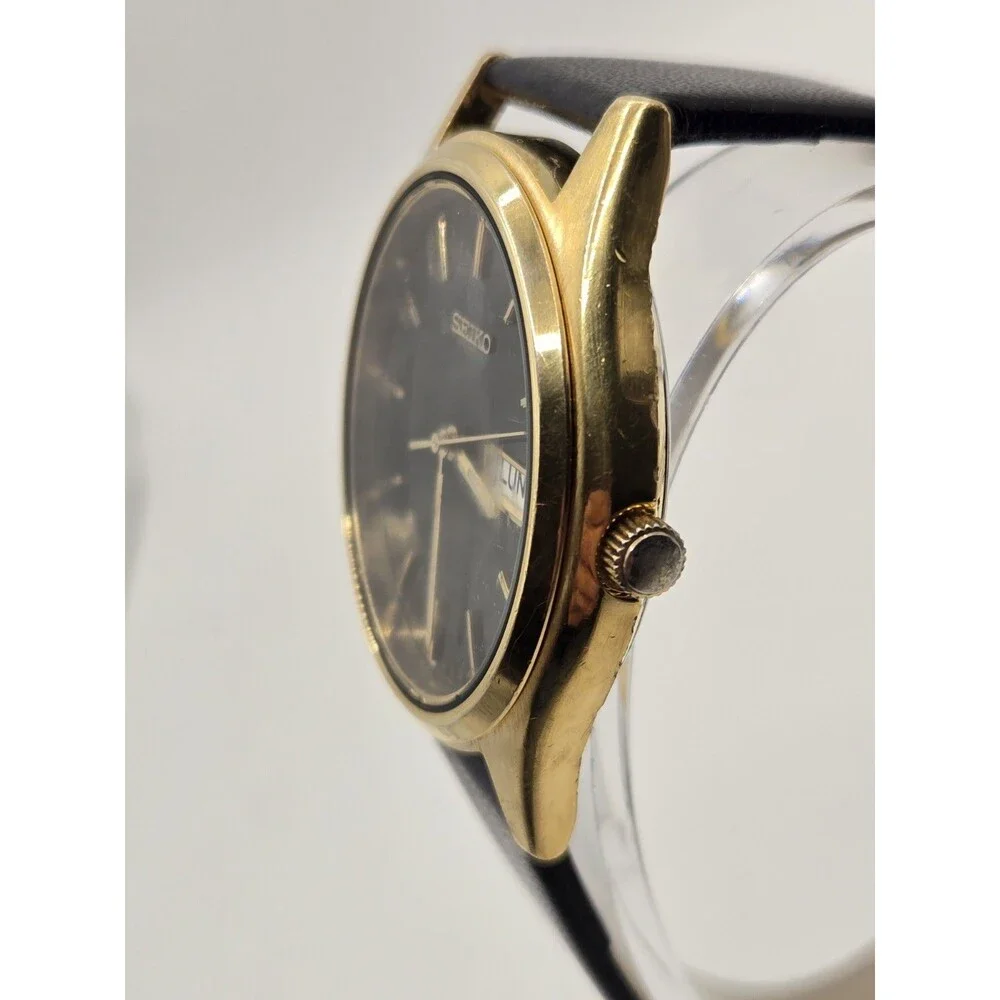 Seiko 7N43-8A99 Quartz Day/Date Vintage Men’s Watch. New Leather Band + Batt.